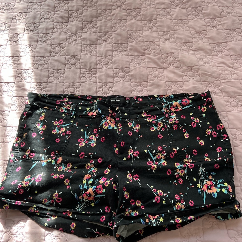 TORRID BLACK FLORAL SHORTS STRECH